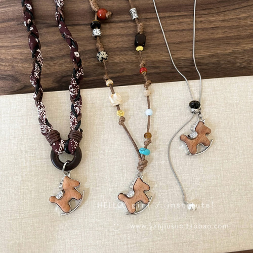 復古木質小馬吊墜項鍊女秋冬輕奢高級感抽拉長款毛衣鏈本命年配飾