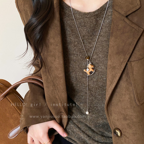 復古木質小馬吊墜項鍊女秋冬輕奢高級感抽拉長款毛衣鏈本命年配飾