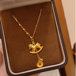 金色碎碎冰小馬本命年錢幣吊墜項鍊女款配飾高級感輕奢小衆毛衣鏈