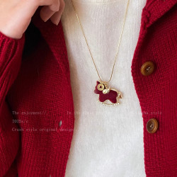 新年紅色絲絨小馬吊墜項鍊女秋冬本命年輕奢高級感毛衣鏈馬年配飾