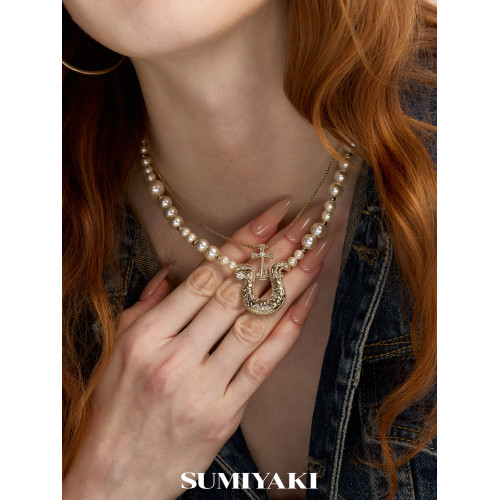 SUMIYAKI 馬年系列浮雕花紋馬蹄釦雙層珍珠項鍊十字架曡戴鎖骨鍊