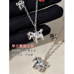 甜酷風銀色小馬項鍊女高級感輕奢鎖骨毛衣鏈本命馬年鑽石吊墜配飾