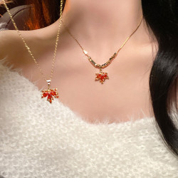 鈦鋼紅色楓葉吊墜項鍊女新年小衆鎖骨鍊輕奢高級感秋冬毛衣鏈配飾