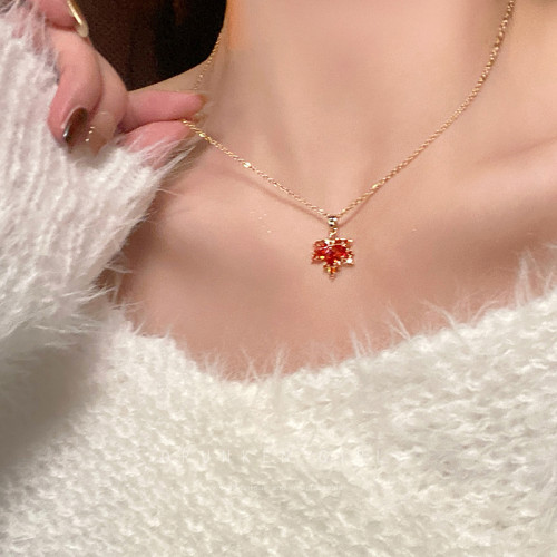 鈦鋼紅色楓葉吊墜項鍊女新年小衆鎖骨鍊輕奢高級感秋冬毛衣鏈配飾