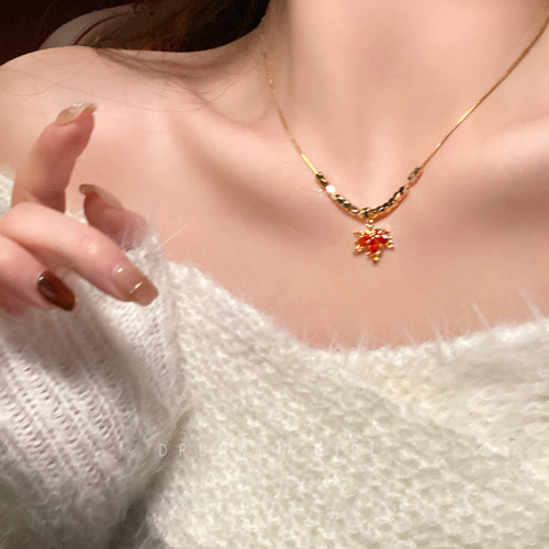 鈦鋼紅色楓葉吊墜項鍊女新年小衆鎖骨鍊輕奢高級感秋冬毛衣鏈配飾