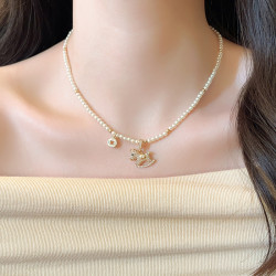 金色小馬珍珠吊墜項鍊女馬年高級感輕奢小衆秋冬天配飾毛衣的頸鏈