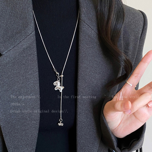 「馬上有錢花」銀色小馬長款項鍊女秋冬大氣高檔高級感輕奢毛衣鏈