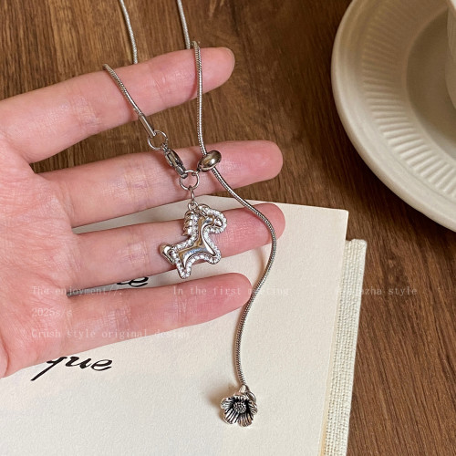 「馬上有錢花」銀色小馬長款項鍊女秋冬大氣高檔高級感輕奢毛衣鏈