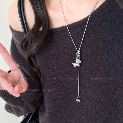 「馬上有錢花」銀色小馬長款項鍊女秋冬大氣高檔高級感輕奢毛衣鏈