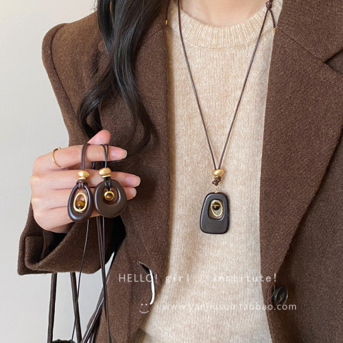 復古咖色虎眼石鏤空吊墜項鍊女秋冬獨特設計感長款掛脖毛衣鏈配飾 復古咖色虎眼石鏤空吊墜項鍊女秋冬獨特設計感長款掛脖毛衣鏈配飾