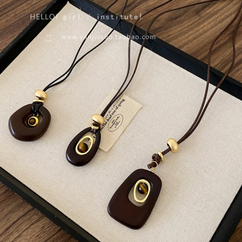 復古咖色虎眼石鏤空吊墜項鍊女秋冬獨特設計感長款掛脖毛衣鏈配飾 復古咖色虎眼石鏤空吊墜項鍊女秋冬獨特設計感長款掛脖毛衣鏈配飾