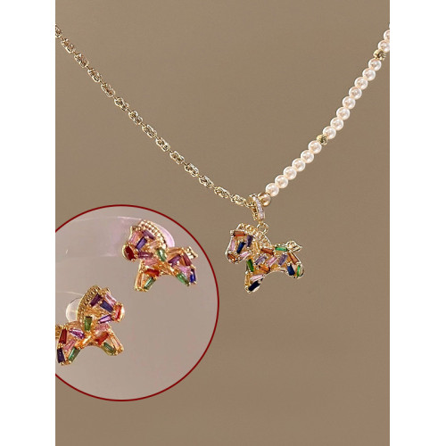 彩色水晶鋯小馬吊墜珍珠項鍊配飾女秋冬毛衣鏈輕奢高級感頸鏈飾品 彩色水晶鋯小馬吊墜珍珠項鍊配飾女秋冬毛衣鏈輕奢高級感頸鏈飾品