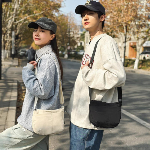 情侶款尼龍布休閒小包包女2025新款高級感簡約時尚斜後後背包單肩包女