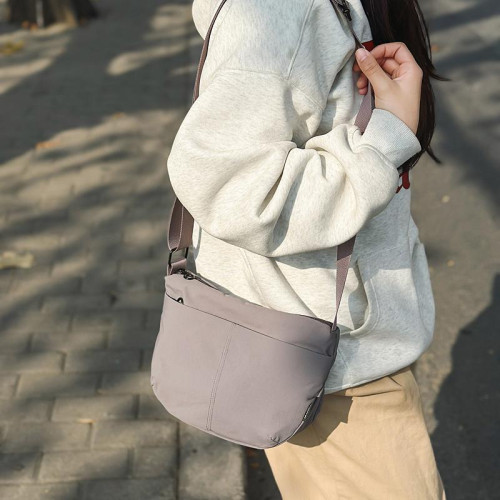 情侶款尼龍布休閒小包包女2025新款高級感簡約時尚斜後後背包單肩包女