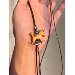 長款復古本命年小馬皮繩項鍊女2026新款高級感輕奢小衆毛衣鏈配飾