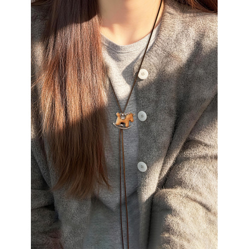 長款復古本命年小馬皮繩項鍊女2026新款高級感輕奢小衆毛衣鏈配飾