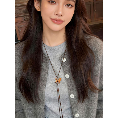 長款復古本命年小馬皮繩項鍊女2026新款高級感輕奢小衆毛衣鏈配飾
