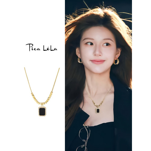 黑色方牌吊墜項鍊2026新款爆款輕奢小衆鎖骨鍊簡約高級感頸鏈配飾