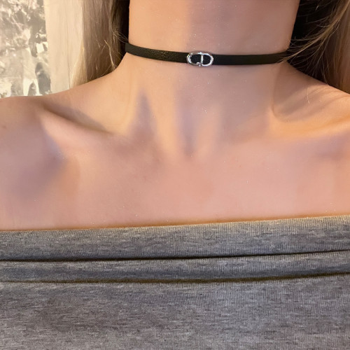 真皮呀~ 輕奢字母項鍊小衆設計純欲風鎖骨鍊頸鏈項圈黑色頸帶脖子 真皮呀~ 輕奢字母項鍊小衆設計純欲風鎖骨鍊頸鏈項圈黑色頸帶脖子