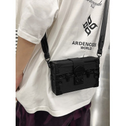 新款設計感斜後後背包個性百搭方盒包潮牌休閒信封小方包通勤硬殼單肩