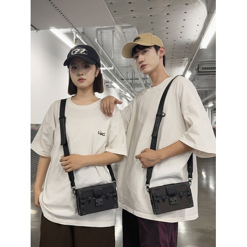 新款設計感斜後後背包個性百搭方盒包潮牌休閒信封小方包通勤硬殼單肩