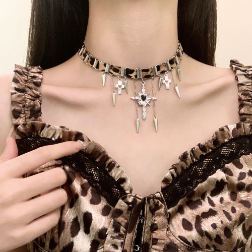 HEY TAO千禧辣妹風豹紋鉚釘十字架choker項鍊女小衆頸鏈項圈配飾 HEY TAO千禧辣妹風豹紋鉚釘十字架choker項鍊女小衆頸鏈項圈配飾