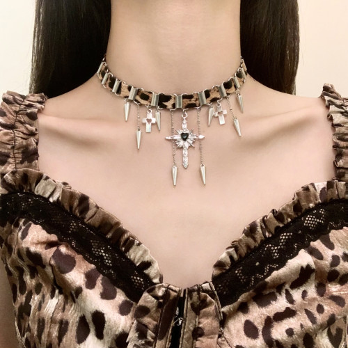 HEY TAO千禧辣妹風豹紋鉚釘十字架choker項鍊女小衆頸鏈項圈配飾 HEY TAO千禧辣妹風豹紋鉚釘十字架choker項鍊女小衆頸鏈項圈配飾