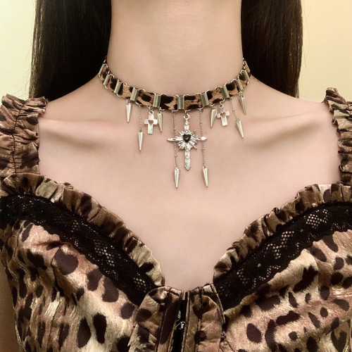 HEY TAO千禧辣妹風豹紋鉚釘十字架choker項鍊女小衆頸鏈項圈配飾 HEY TAO千禧辣妹風豹紋鉚釘十字架choker項鍊女小衆頸鏈項圈配飾