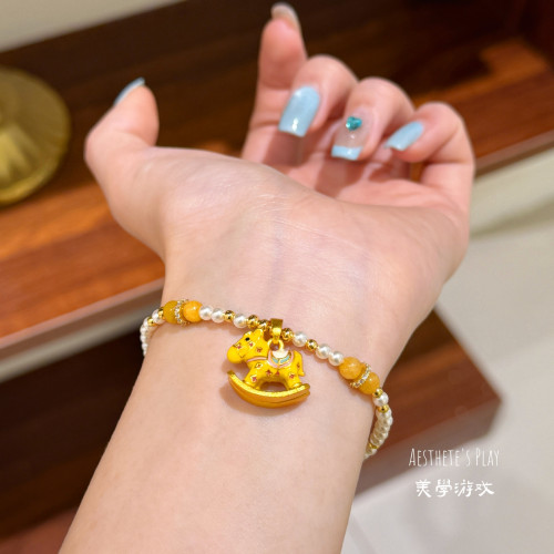 原創時尚可愛黃色滴油琺瑯施家珍珠木馬項鍊輕奢小衆高級感鎖骨鍊