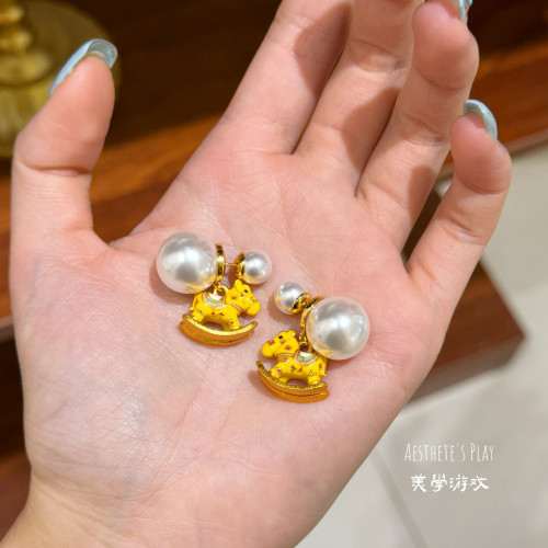 原創時尚可愛黃色滴油琺瑯施家珍珠木馬項鍊輕奢小衆高級感鎖骨鍊