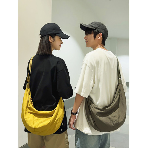 男士2026新款斜後後背包單肩包大容量斜後後背包包黑色餃子包潮牌ins布包