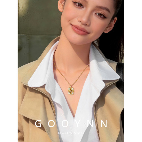 金色滿鑽四葉草方牌項鍊女不掉色無事牌吊墜高級感輕奢鎖骨毛衣鏈