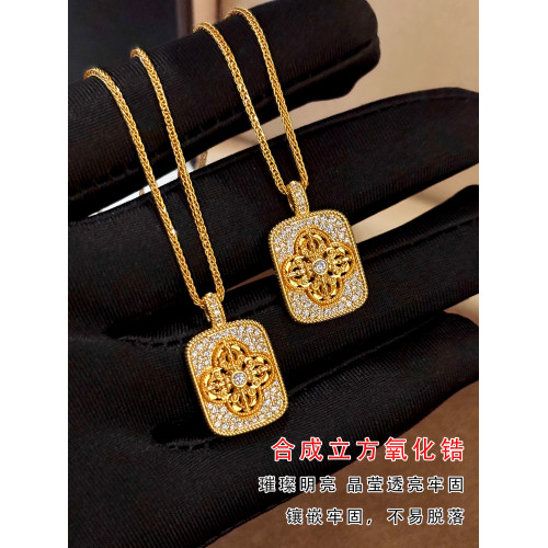 金色滿鑽四葉草方牌項鍊女不掉色無事牌吊墜高級感輕奢鎖骨毛衣鏈