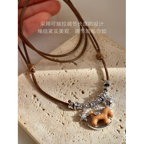 復古皮繩小馬項鍊配飾女2026新款高級感秋冬木馬本命年長款毛衣鏈