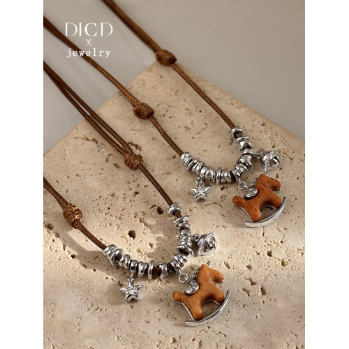 復古皮繩小馬項鍊配飾女2026新款高級感秋冬木馬本命年長款毛衣鏈