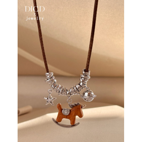 復古皮繩小馬項鍊配飾女2026新款高級感秋冬木馬本命年長款毛衣鏈