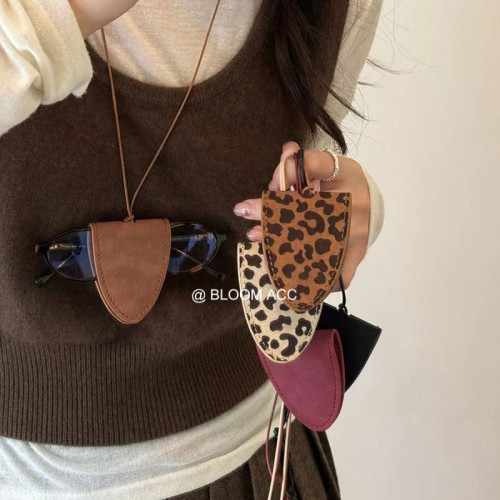 豹紋絨布掛脖磁吸墨鏡夾長款項鍊女旅行可攜式收納掛繩毛衣鏈配飾 豹紋絨布掛脖磁吸墨鏡夾長款項鍊女旅行可攜式收納掛繩毛衣鏈配飾