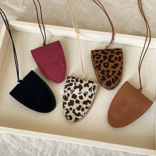 豹紋絨布掛脖磁吸墨鏡夾長款項鍊女旅行可攜式收納掛繩毛衣鏈配飾 豹紋絨布掛脖磁吸墨鏡夾長款項鍊女旅行可攜式收納掛繩毛衣鏈配飾