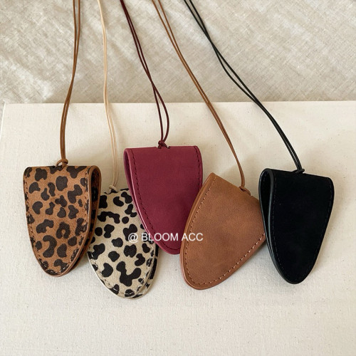 豹紋絨布掛脖磁吸墨鏡夾長款項鍊女旅行可攜式收納掛繩毛衣鏈配飾 豹紋絨布掛脖磁吸墨鏡夾長款項鍊女旅行可攜式收納掛繩毛衣鏈配飾