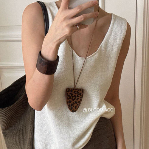 豹紋絨布掛脖磁吸墨鏡夾長款項鍊女旅行可攜式收納掛繩毛衣鏈配飾 豹紋絨布掛脖磁吸墨鏡夾長款項鍊女旅行可攜式收納掛繩毛衣鏈配飾