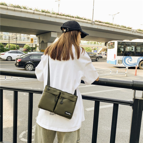 斜後後背包黑色休閒時尚郵差包運動男士單肩包百搭上班小方包綠色布包