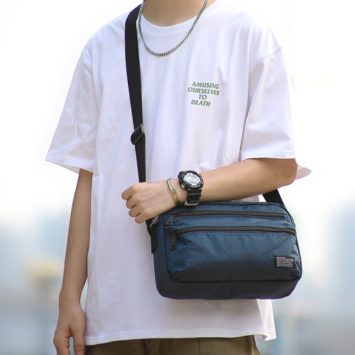 日系男士單肩包ins風休閒斜後後背包個性潮流韓版郵差包學生新小跨包