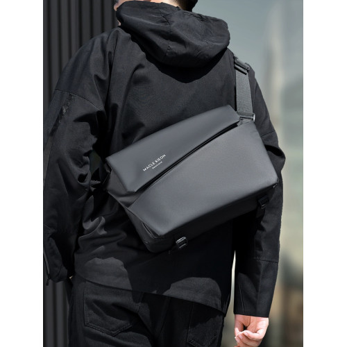 男士斜後後背包通勤包胸包男款郵差包騎行包機車後後背包運動男生單肩包潮