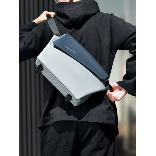 男士斜後後背包通勤包胸包男款郵差包騎行包機車後後背包運動男生單肩包潮