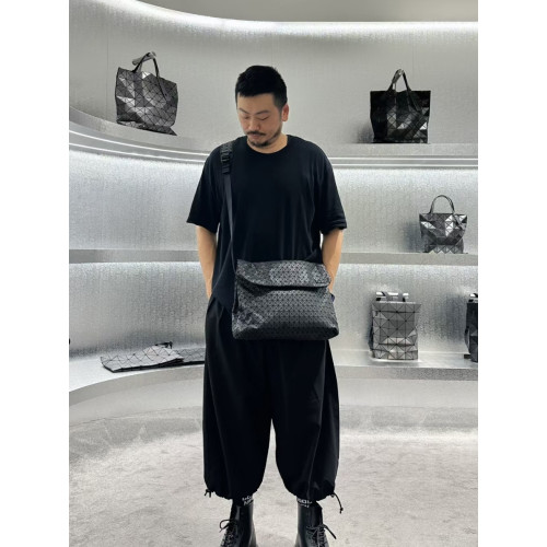 日本幾何菱格騎士包大容量斜後後背包新款繙蓋郵差包男休閒旅行電腦包