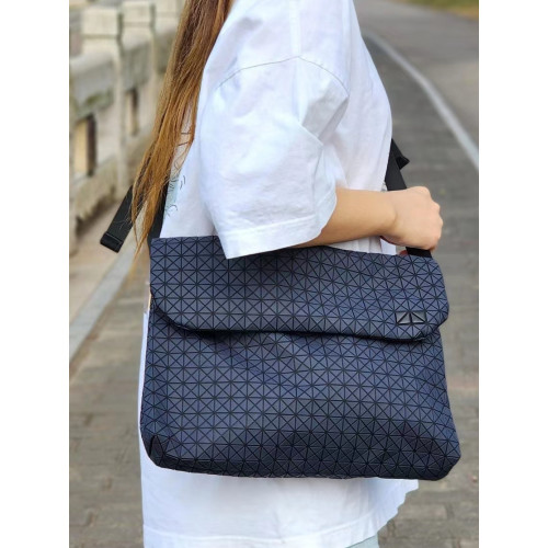 日本幾何菱格騎士包大容量斜後後背包新款繙蓋郵差包男休閒旅行電腦包