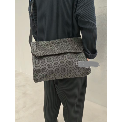 日本新款FROGGY矽膠蓋頭郵差包男幾何菱格大容量斜後後背包單肩電腦包