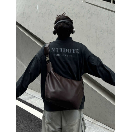 YUEN設計款時髦單肩復古斜背大容量餃子包男女牛角流浪包pu潮可頌