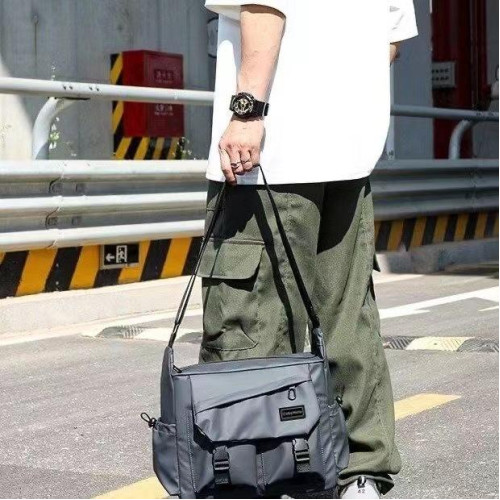 斜後後背包男款大容量運動機能風女挎包登山工裝包自製街頭設計單肩包
