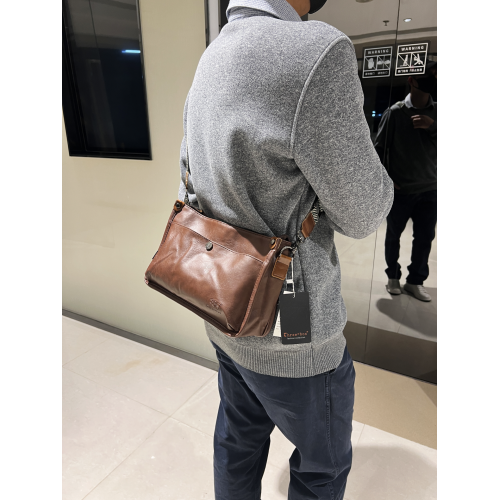 2026新品休閒戶外長方包男斜後後背包PU通勤單肩包女士彩帶斜背平板包